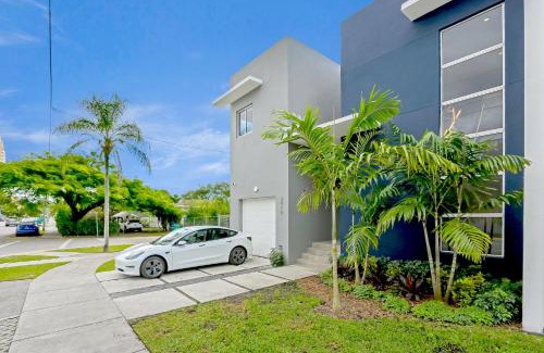 Coral Way House | Deco Delight - Central Hub