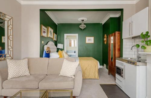 Brighton Apartment | Deco Studio: King bed, kitchenette, stylish & comfortable