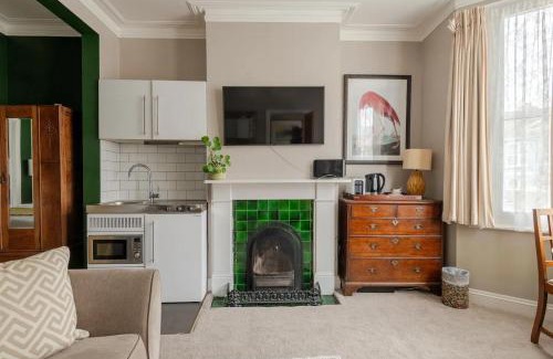 Brighton Apartment | Deco Studio: King bed, kitchenette, stylish & comfortable