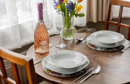 Brighton Apartment | Deco Studio: King bed, kitchenette, stylish & comfortable