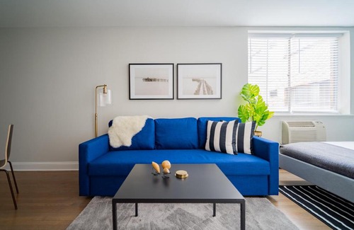 Lake View East Apartment | DECOM Comfy and Complete Studio Apt near Boystown - Oakdale 317 rep