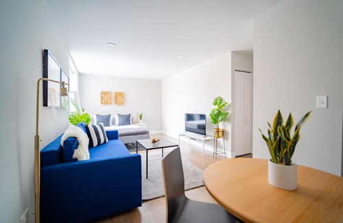 Lake View East Apartment | DECOM Comfy and Complete Studio Apt near Boystown - Oakdale 317 rep