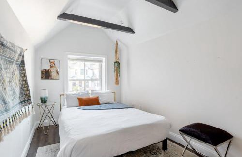 Le Droit Park House | Decompress in the Zen Surroundings of a Cozy Carriage House