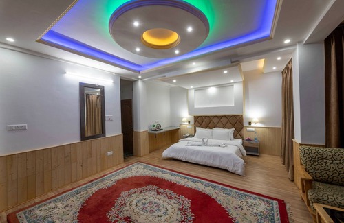 Kargil Hotel | Dee Grand Marq Hotel