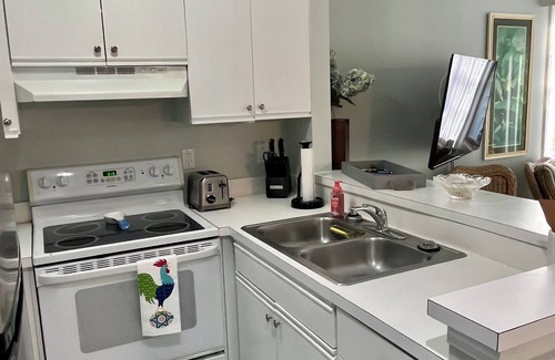 Bahama Village Condo | Dee's Dream Sunset Condo with WiFi and AC in Key West - 2 bdrm - Shipyard #151