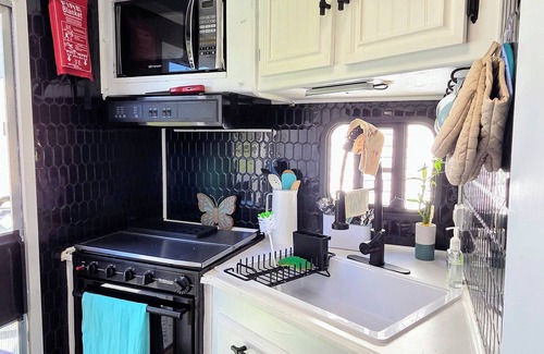 Oswego House | Dee's Tranquil Escape by the Lake a Cozy Camper in Oswego NY with AC & heat
