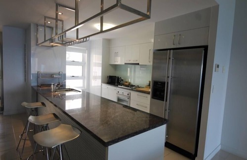 Brisbane Waterfront House | Deep Blue 11 Apartment Moreton island