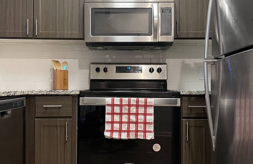 Downtown Dallas Apartment | Deep Ellum Downtown Dallas 1-bedroom loft w/pool! - 3 min walk to Farmers Market