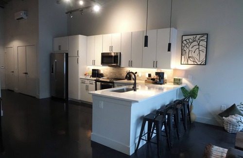 Deep Ellum Apartment | Deep Ellum Loft FREE garage parking & POOL