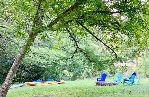 Leakey House | DEEP Frio River-Inside River Views, Ping Pong, Pool Table, Rope Swing, Kayak!