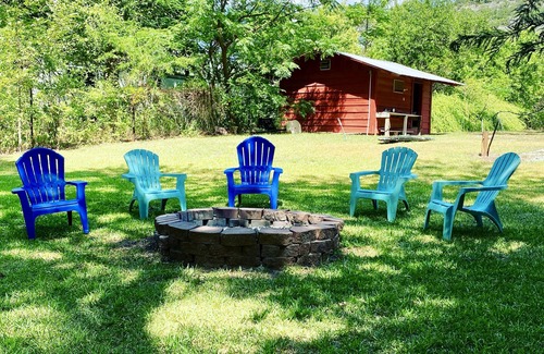 Leakey House | DEEP Frio River-Inside River Views, Ping Pong, Pool Table, Rope Swing, Kayak!