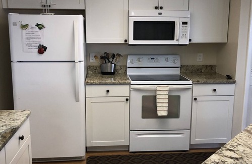 Homosassa House | Deep Water Retreat, Dock, Heated Pool, Kayaks, Bikes, Close to all Hotspots!