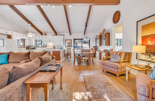 Julian House | Deer Bungalow 1/2 house rental with spa. House not shared. Pets Okay! NEW