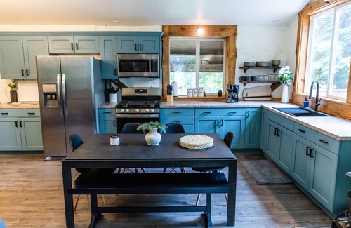 Paradise Estates Cabin | Deer Hideout - King bed/HS WiFi/Hot Tub/Fire Pit