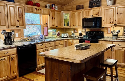 Blue Ridge Cabin | Deer Hollow-tranquil cabin in the woods, minutes from the Toccoa River. Hot Tub!