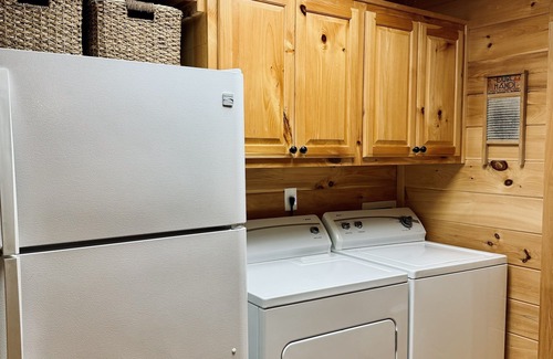 Blue Ridge Cabin | Deer Hollow-tranquil cabin in the woods, minutes from the Toccoa River. Hot Tub!