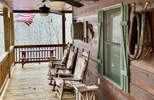 Blue Ridge Cabin | Deer Hollow-tranquil cabin in the woods, minutes from the Toccoa River. Hot Tub!