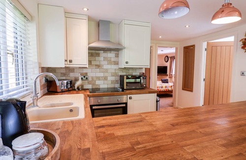 Sewerby Cottage | DEER LODGE, pet friendly, with a garden in Sewerby