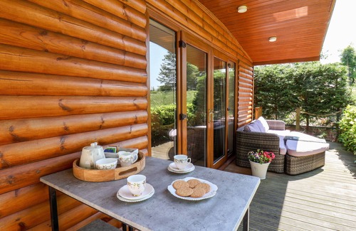Sewerby Cottage | DEER LODGE, pet friendly, with a garden in Sewerby