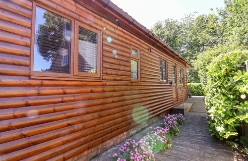 Sewerby Cottage | DEER LODGE, pet friendly, with a garden in Sewerby