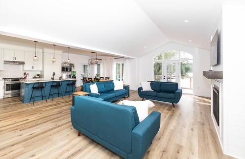 Haliburton Cottage | Deer Point Cove | Modern Lakefront Retreat on Lake Kashagawigamog