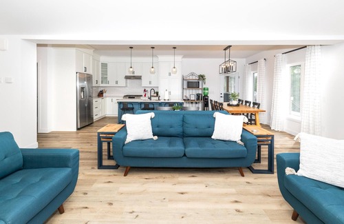 Haliburton Cottage | Deer Point Cove | Modern Lakefront Retreat on Lake Kashagawigamog
