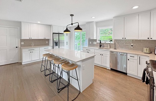 Warwick House | Deer Pond Lodge 4BR 3 Full Bath 1 Pet Hot Tub Game Rooms Legoland Mtn Creek