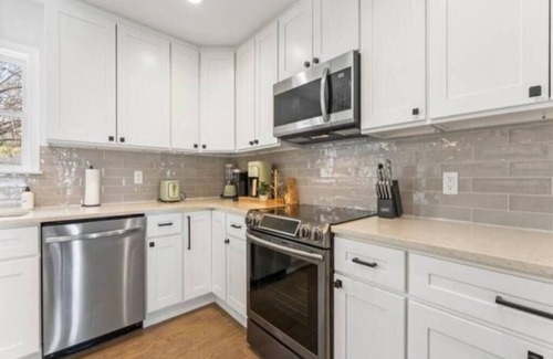 Warwick House | Deer Pond Lodge 4BR 3 Full Bath 1 Pet Hot Tub Game Rooms Legoland Mtn Creek