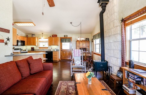 Fredericksburg House | Deer Ridge Cottage | Pet Friendly Country Property