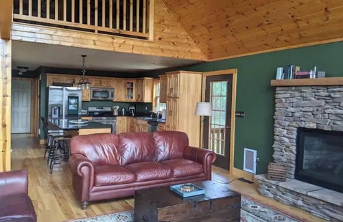 Peach Glen House | Deer Run Lodge - hike the forest, relax by the fireplace!