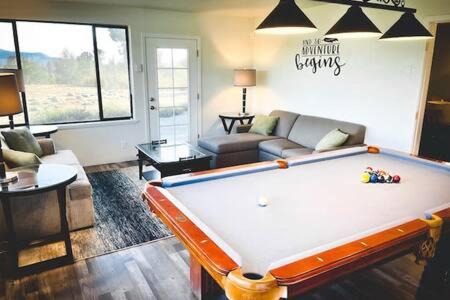 Ahwahnee House | Deer Suite HOT TUB GAME ROOM SLEEPS 2