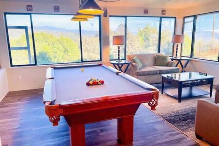 Ahwahnee House | Deer Suite HOT TUB GAME ROOM SLEEPS 2