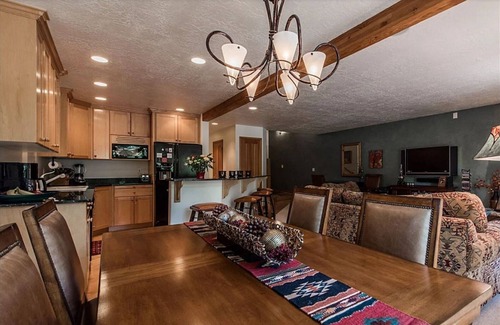 Deer Valley House | Deer Valley Dream- Sleeps 6 - Perfect Location with Free Ski Shuttle!
