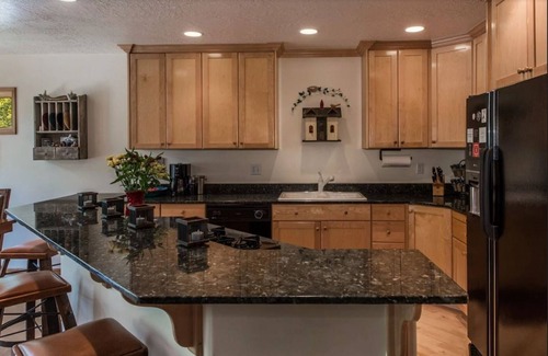 Deer Valley House | Deer Valley Dream- Sleeps 6 - Perfect Location with Free Ski Shuttle!