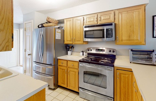 West Hartford House | Deere Run townhouse with private sauna, jetted tub & AC - pool & tennis