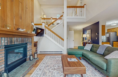 West Hartford House | Deere Run townhouse with private sauna - pool & tennis - walk to Lake Pinneo