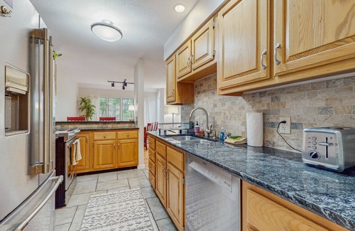 West Hartford House | Deere Run townhouse with private sauna - pool & tennis - walk to Lake Pinneo