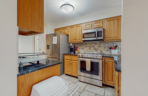 West Hartford House | Deere Run townhouse with private sauna - pool & tennis - walk to Lake Pinneo