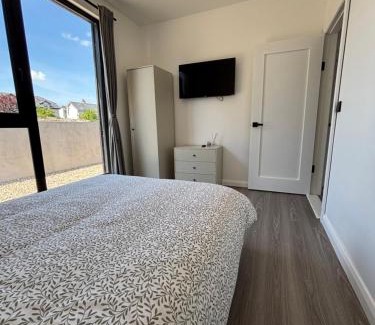 Cashel Villa | "Deerpark Villa - Sleeps 8, Views of The Rock & Cashel Palace Hotel"