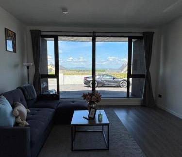 Cashel Villa | "Deerpark Villa - Sleeps 8, Views of The Rock & Cashel Palace Hotel"
