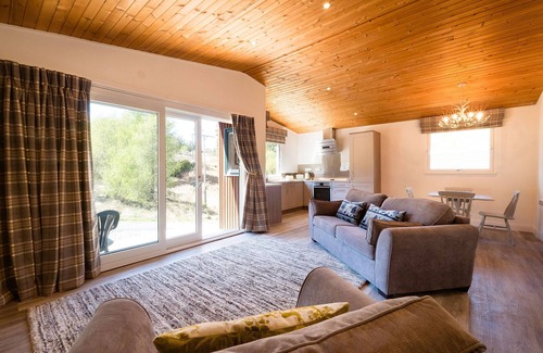 Crianlarich Ski Chalet | Deerstalker Lodge cozy lodge with wood burner