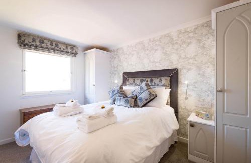 Crianlarich Ski Chalet | Deerstalker Lodge cozy lodge with wood burner