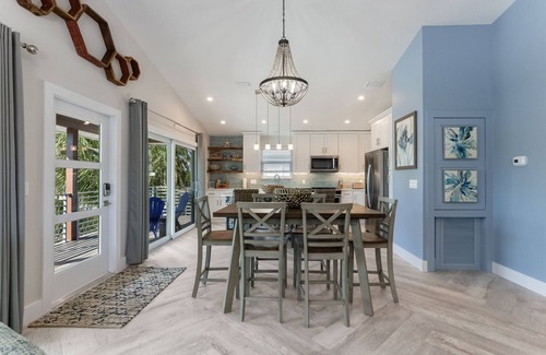 Anna Maria House | Deja Blu:1 Block to Beach! Tropical Oasis, Poolside Lounge, Pool & Spa by Anna Maria Life