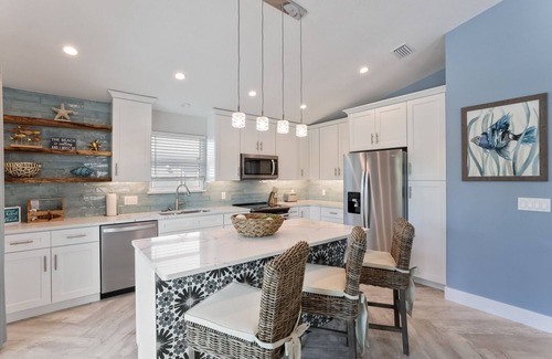 Anna Maria House | Deja Blu:1 Block to Beach! Tropical Oasis, Poolside Lounge, Pool & Spa by Anna Maria Life
