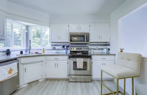 Millard House | Deja Blue In ♥ Of Omaha ~HOT TUB- 2 King Beds-Park-4BR-Park-Trails-Lake-Eclectic