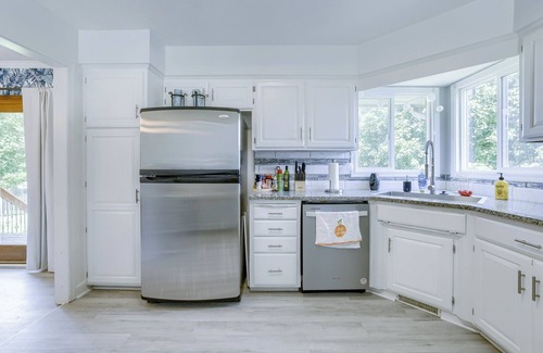 Millard House | Deja Blue In ♥ Of Omaha ~HOT TUB- 2 King Beds-Park-4BR-Park-Trails-Lake-Eclectic