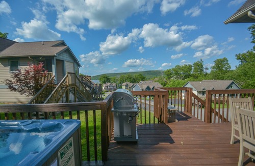 Thayerville House | Deja Blue | Lake Access, Hot Tub, Near Activities!