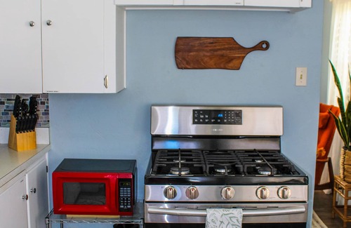 Amarillo House | DEJA BLUE *Mid-Mod House *2Br/1Ba/1Ga* Near I27/I40*