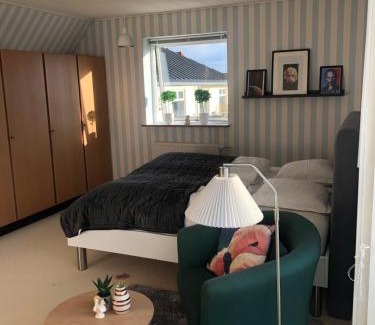 Assens House | Dejligt værelse med eget bad og havudsigt