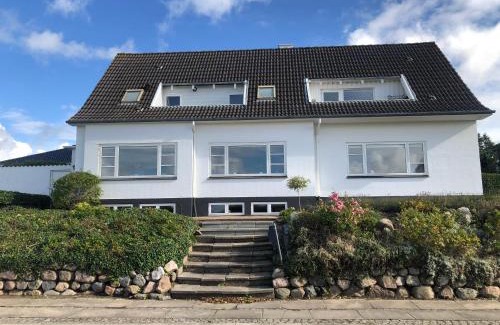 Assens House | Dejligt værelse med eget bad og havudsigt